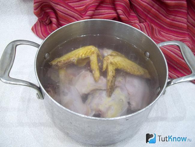 Курица залита водой