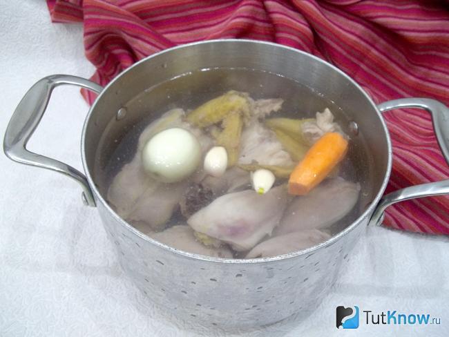 Курица залита свежей водой и добавлены пряности и специи
