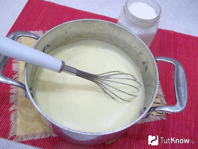 Желтки прогреты с молоком и влиты сливки