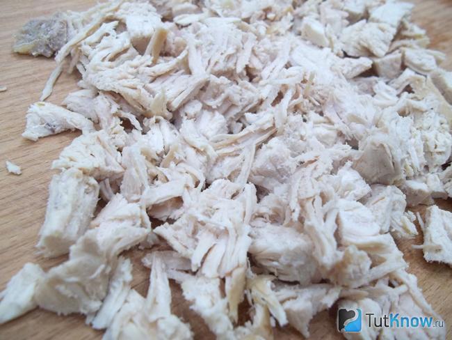 Отварная курица нарезаны
