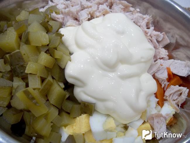 Продукты соединены и заправлены майонезом