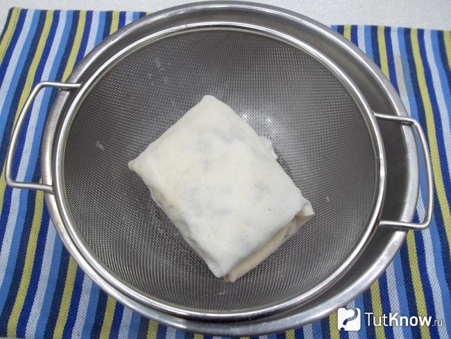 Творожная масса обернута марлей
