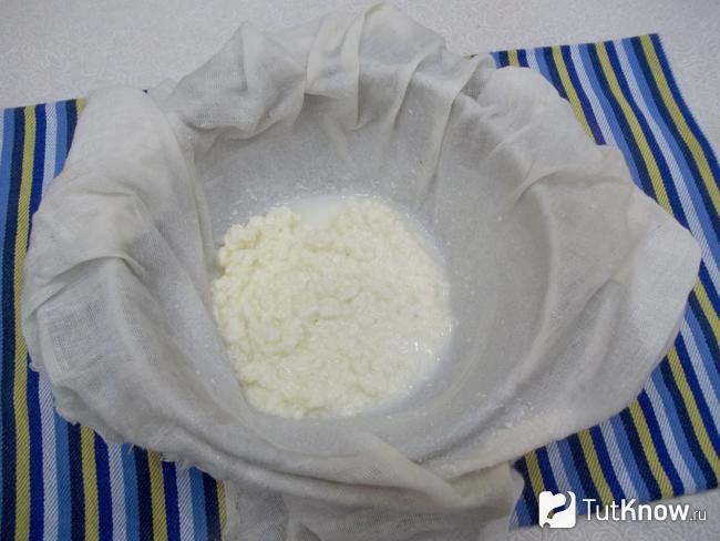 Створоженная масса выложена на марлю