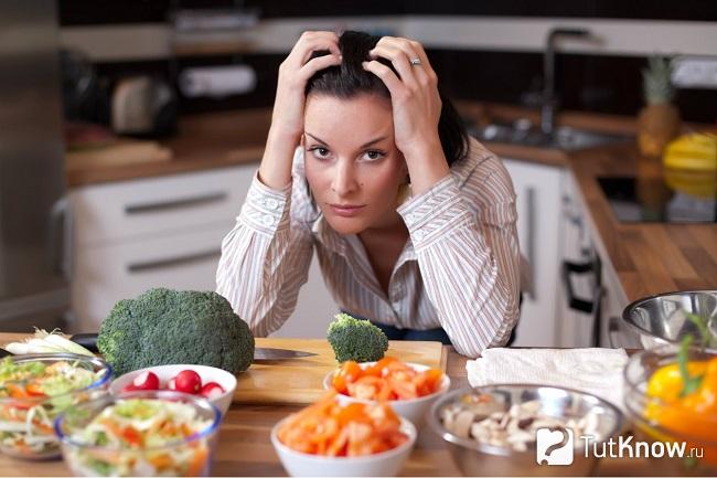 Девушка за столом с овощами и фруктами