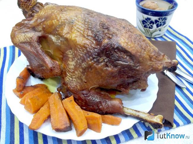 Готовая запеченная курица в рукаве с морковью