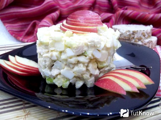 Готовый салат из курицы и яблок