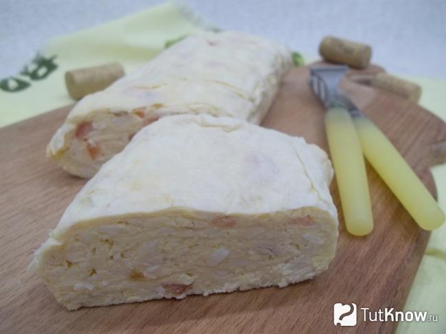 Готовый рулет из лаваша с курицей и сыром