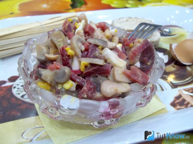 Готовый салат из грибов и свеклы