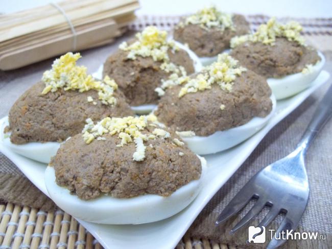 Готовые яйца, фаршированные печенью