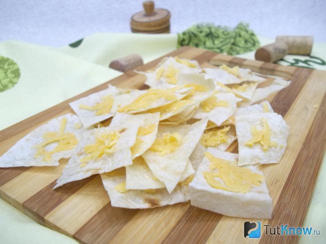 Готовые чипсы из лаваша с сыром
