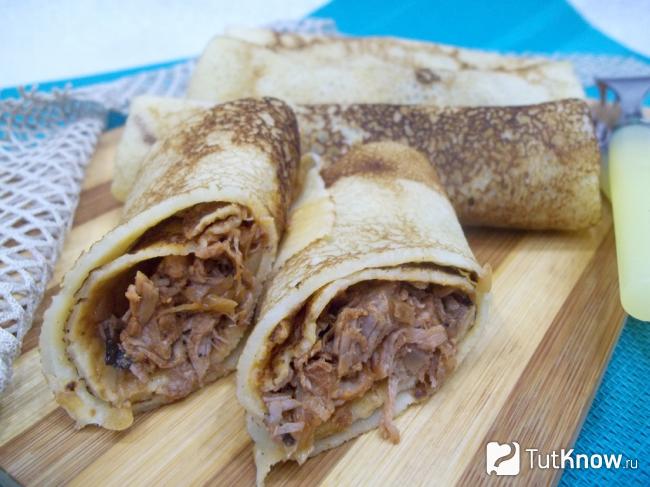 Готовые блины с мясной начинкой в томате