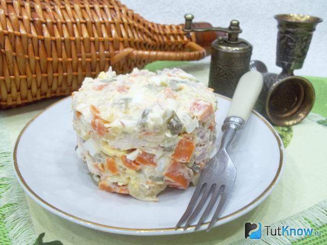 Готовый салат «Оливье» с курицей