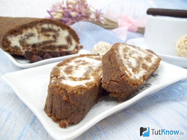 Готовый рулет из печенья с творожным кремом