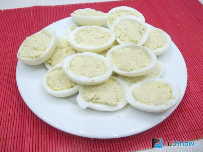 Белки заполнены начинкой и красной икрой