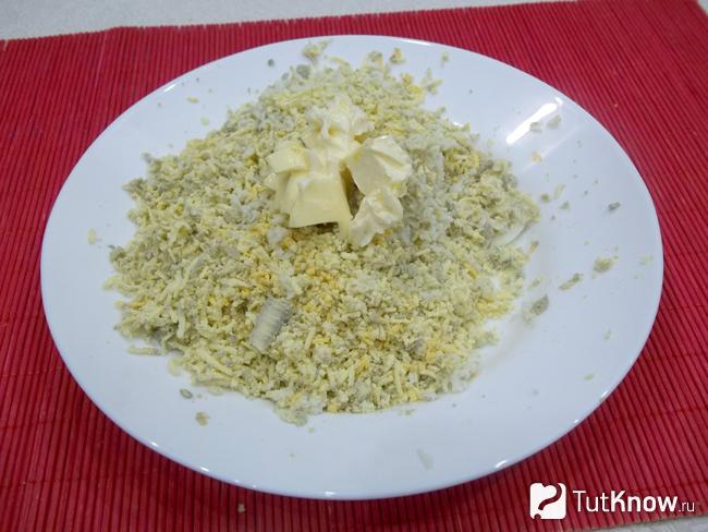 К желтку добавлено сливочное масло