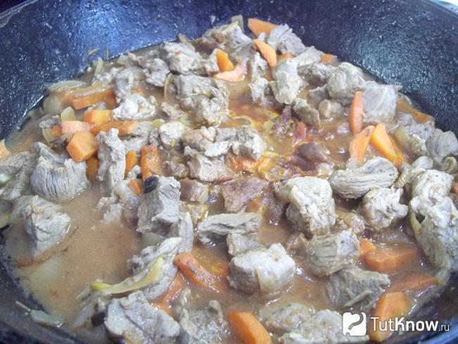 Мясо с овощами тушится