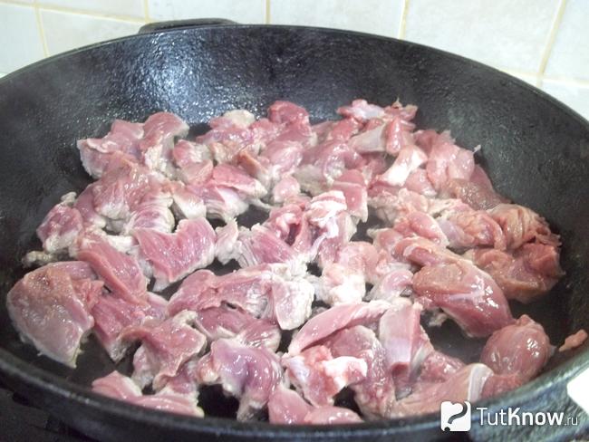 Мясо жарится