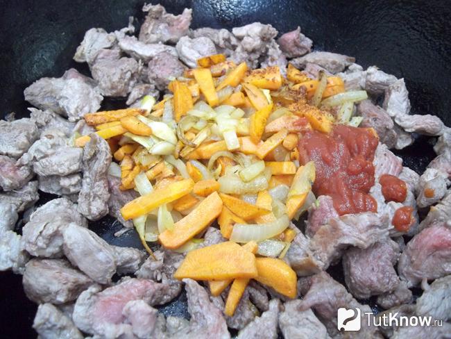 Мясо соединено с овощами