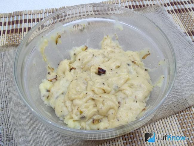 Картофель с луком потолчен