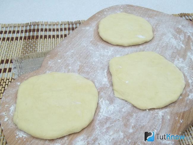 Из теста сделаны круглые лепешки