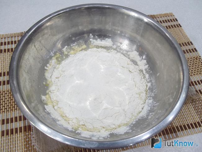 К продуктам насыпана мука