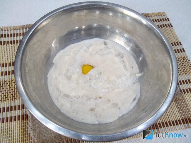 К продуктам влито яйцо