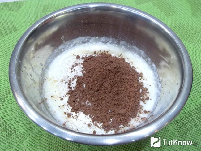 К кефиру насыпана мука и какао-порошок