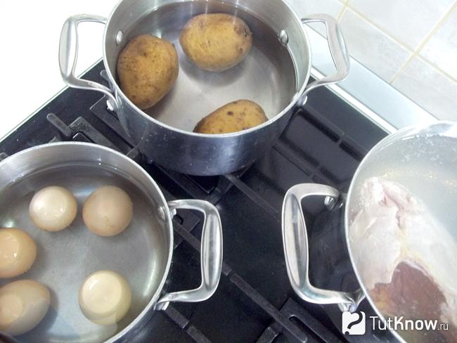 Картофель, яйца и курица варятся