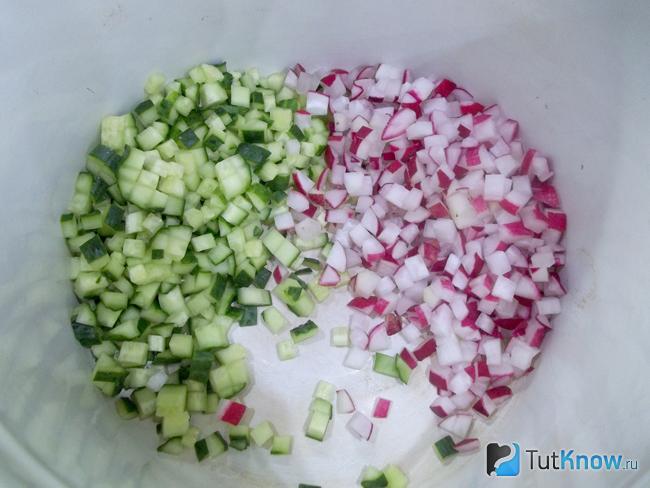 Огурцы и редис нарезаны
