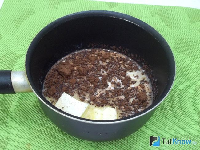 Молоко, масло и какао сложены в кастрюлю