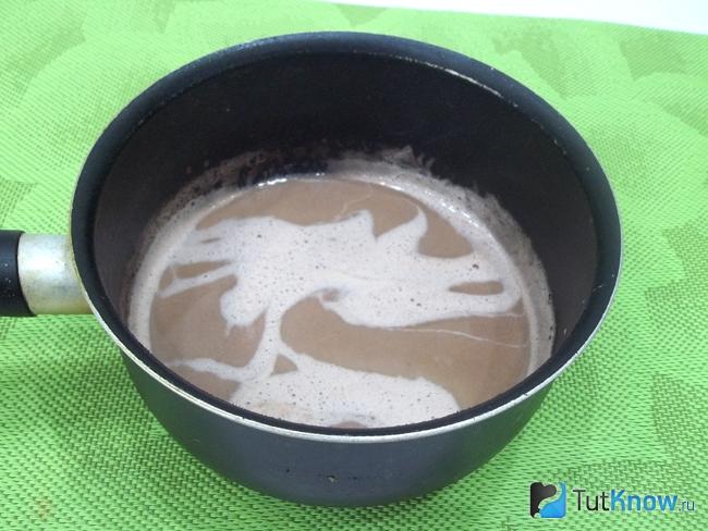 Молоко, масло и какао доведены до кипения