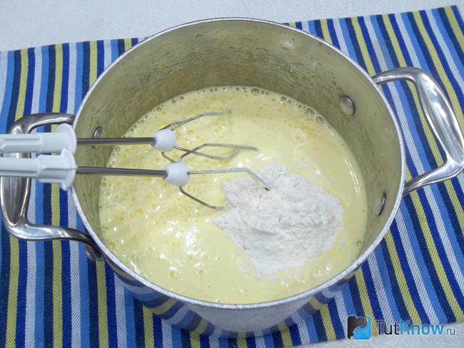 Яйца взбиты с сахаром и добавлена мука