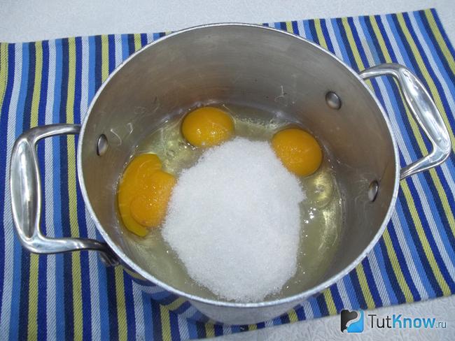 Яйца соединены с сахаром