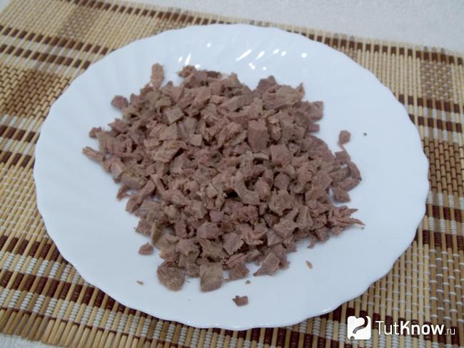 Утиные грудки отварены и нарезаны