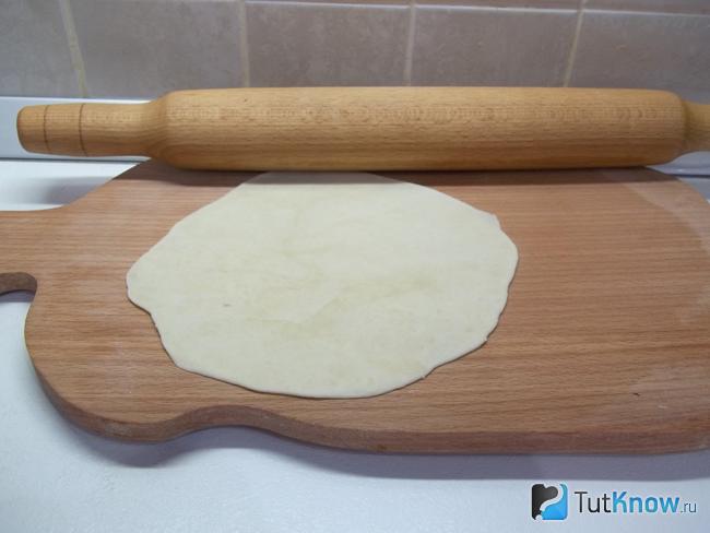 Тесто раскатано скалкой
