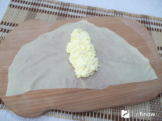 На тесто выложена брынза