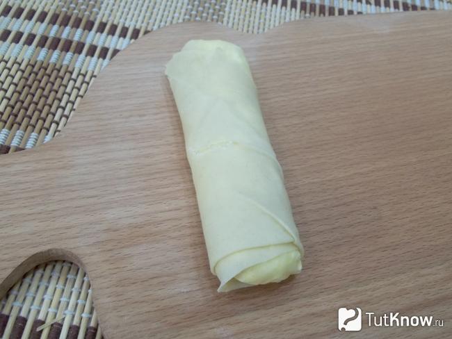 Тесто завернуто трубочкой