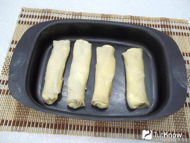 Трубочки выложена на противень