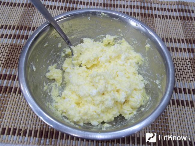 Брынза перемешана с яйцом