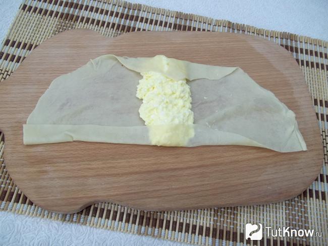 Тесто подвернуто с краев