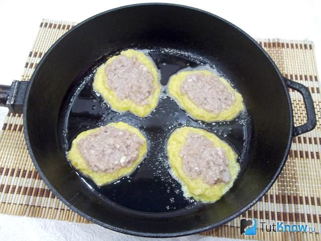 Сверху мясная начинка