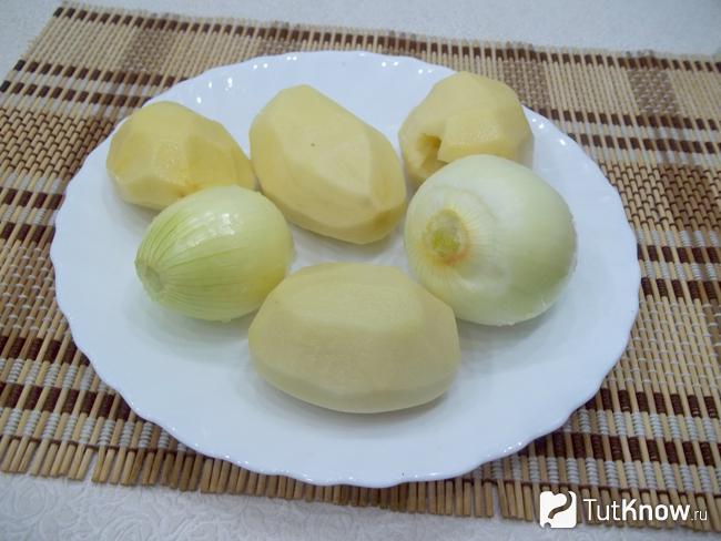 Картофель с луком очищен