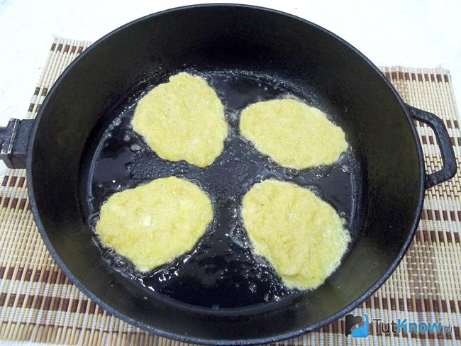 На сковороду выложен картольнный фарш