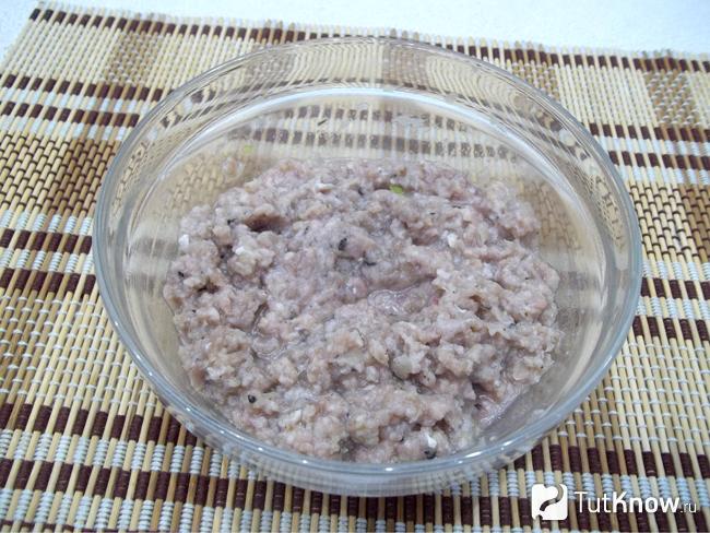 Мясной фарш перемешан