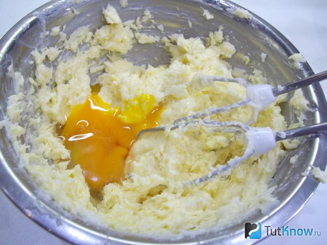 К маслу добавлены яйца