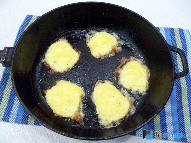 Оладьи жарятся