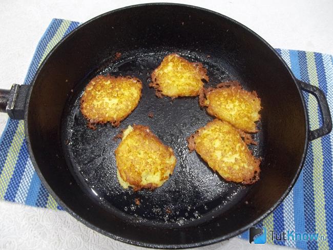 Оладьи жарятся