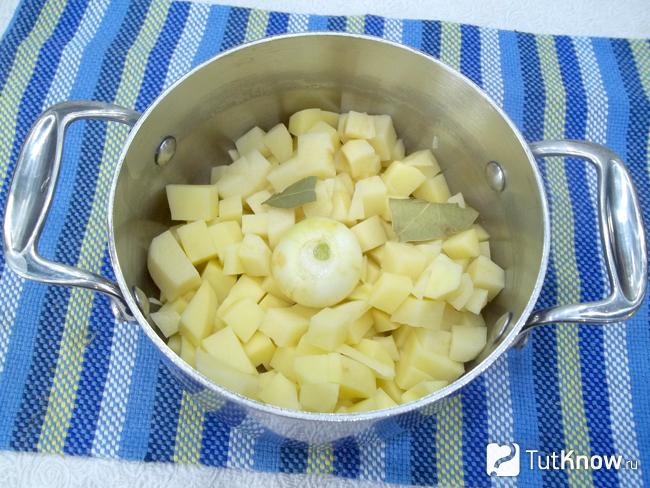 К картофелю добавлен лук и лавровый лист