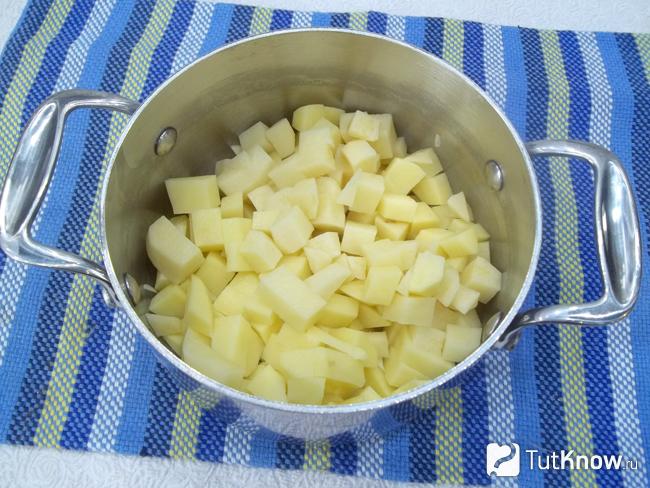 Картофель нарезан и сложен в кастрюлю