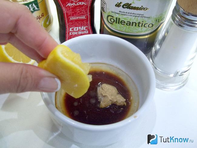 маринад для рыбы с лимоном и горчицей. 1495740642 6. маринад для рыбы с лимоном и горчицей фото. маринад для рыбы с лимоном и горчицей-1495740642 6. картинка маринад для рыбы с лимоном и горчицей. картинка 1495740642 6. Если будете этот маринад использовать для замачивания рыбы, то тушки желательно брать морские, без резкого характерного рыбного запаха тины и с минимальной костистостью. Прекрасно подойдет не жирное филе. Дорогие сорта рыбы, к примеру, лососевые виды не обязательны, поскольку первую скрипку в данном блюде играет именно пикантный маринад. А вкус красной рыбы идеален в самостоятельном виде и его ничем не нужно дополнять. Также с этим соусом любой салат из свежих овощей станет изысканным и ярким.